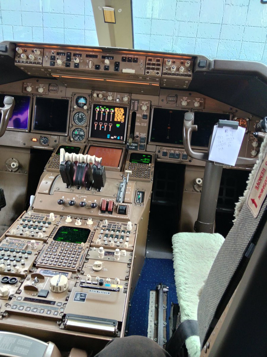 caorinchikc's tweet photo. Boeing :3 Eh... It's a pity I couldn't become a pilot :< https://t.co/HU7zz2hYnl