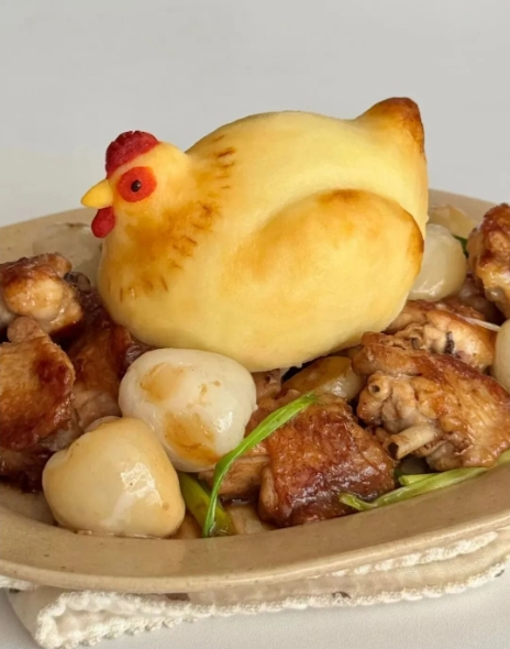 salima_han's tweet photo. Mashed potatoes shaped like a hen – love it https://t.co/qYaqZ4sQaF