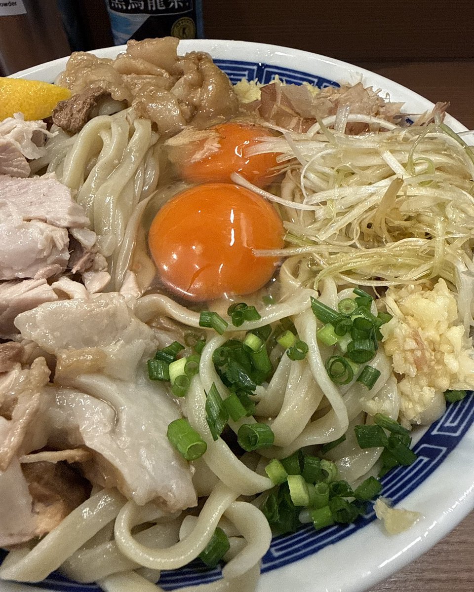 p_butayaro's tweet photo. #RamenBase046 さんのTKM大+TP寿雀卵

TKMやってるとのことで台風が来る前に訪問。こちらのTKMもメチャクチャ美味い‼️やっぱ麺が美味いわ❗️大にして正解。美味すぎて一瞬でなくなった。ご馳走様でした😋

#ラーメン #二郎インスパイア #横須賀中央 https://t.co/fGPhR1ubyQ