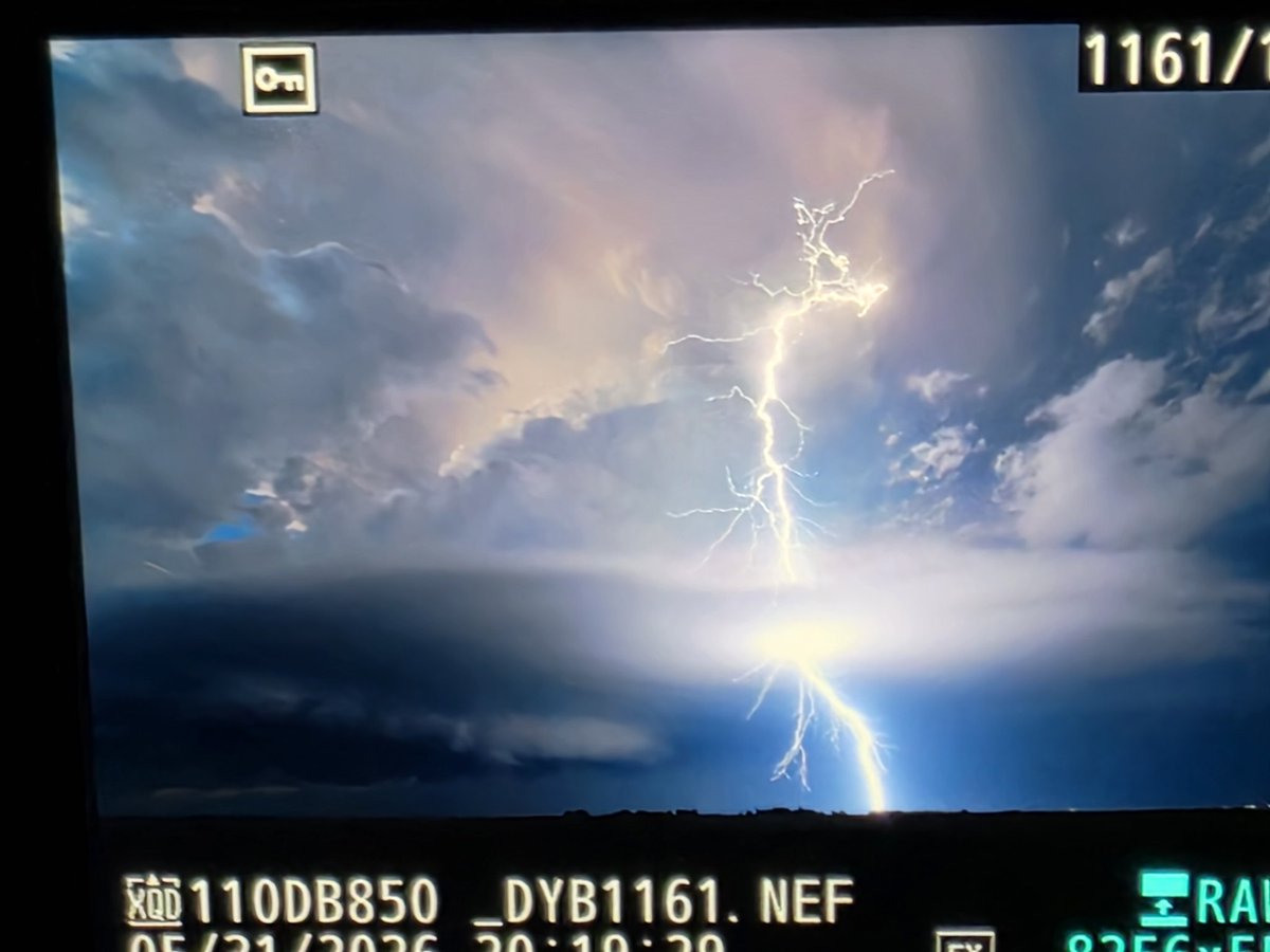 ColoradoWXNut's tweet photo. The Bolt.......the shot........
And a tornadooooo!!!
#kswx #kansas #tornadoalley #supercell https://t.co/7FowxkPcCy
