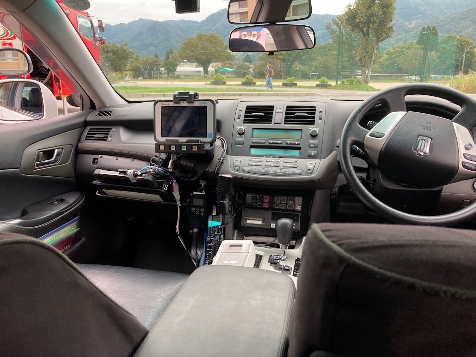 KUPS39M's tweet photo. 熊本県警察高森警察署トヨタクラウン 前面警光灯がハロゲンの希少な個体 2023年撮影時は前任から受け継いだのか汚れていた三菱電機製のレーダーを搭載していましたが2024年撮影時には日本無線製のレーザーに更新されていました。
#パトカー https://t.co/a5PpsQFbyY