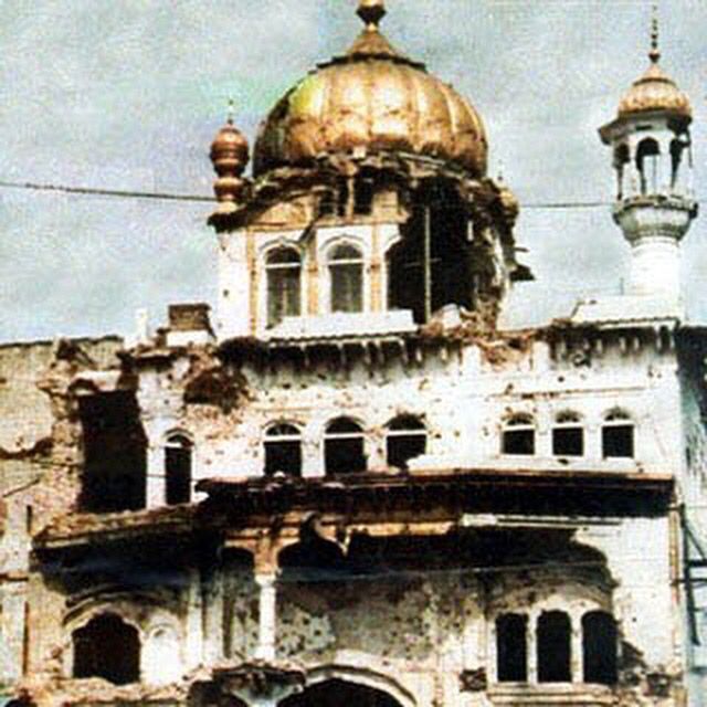 BabbuSapra's tweet photo. 1 ਜੂਨ 1984

ਸਿੱਖਾਂ ਨਾਲ ਭਾਰਤੀ ਹਕੂਮਤ ਵੱਲੋਂ ਹੁੰਦੇ ਵਿਸ਼ਵਾਸਘਾਤ, ਜਦੋਂ ਸ਼ਮੇਂ ਦੀ ਹਕੂਮਤ ਨੇ ਫੌਜ ਤੋਂ ਸ੍ਰੀ ਦਰਬਾਰ ਸਾਹਿਬ 'ਤੇ ਟੈਂਕਾਂ ਤੋਪਾਂ ਨਾਲ ਹਮਲਾ ਕਰਵਾਇਆ। ਜਿਸ ਦੇਸ਼ ਦੀ ਆਜ਼ਾਦੀ ਲਈ ਸਿੱਖ ਕੌਮ ਨੇ 95% ਕੁਰਬਾਨੀਆਂ ਦਿੱਤੀਆਂ ਉਨ੍ਹਾਂ ਨੂੰ ਹੀ ਬਰਾਬਰ ਦੇ ਅਧਿਕਾਰ ਨਹੀਂ ਦਿੱਤੇ ਗਏ। #NeverForget1984 https://t.co/8VV7JhTSQG