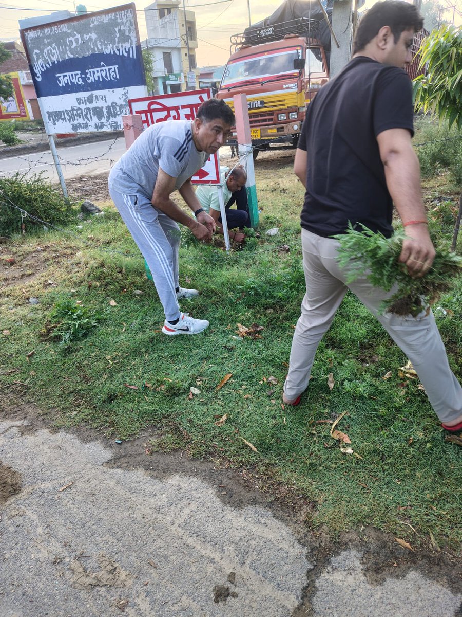 amroha_fire's tweet photo. आज दिनांक 01.06.2026 को मुझ अग्निशमन अधिकारी कमलेश मिश्र के नेतृत्व मे फायर स्टेशन गजरौला मे साफ-सफाई करायी गयी. साफ-सफाई के सम्बन्ध मे माननीय प्रधानमंत्री जी के दिशा- निर्देशो की जानकारी दी गयी. https://t.co/dP7ew2wpsl