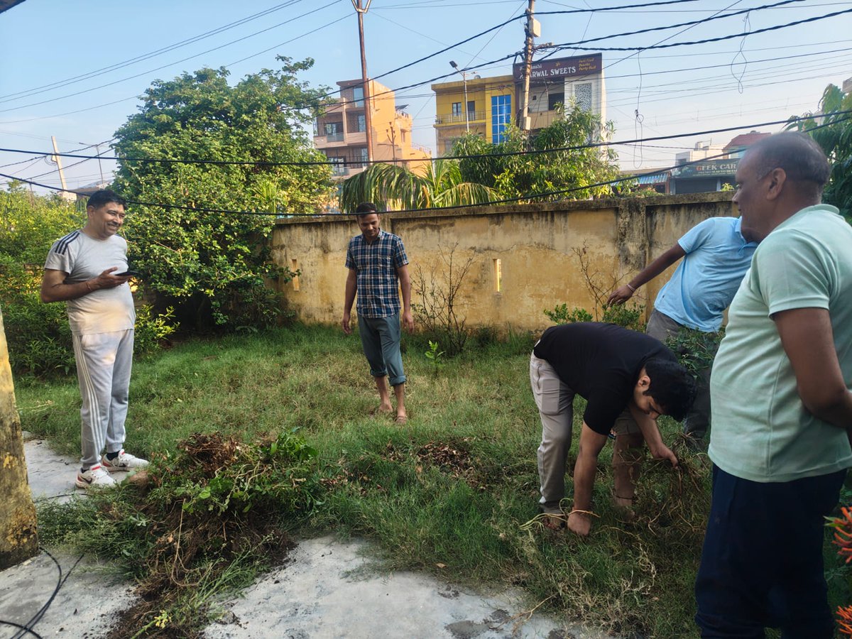 amroha_fire's tweet photo. आज दिनांक 01.06.2026 को मुझ अग्निशमन अधिकारी कमलेश मिश्र के नेतृत्व मे फायर स्टेशन गजरौला मे साफ-सफाई करायी गयी. साफ-सफाई के सम्बन्ध मे माननीय प्रधानमंत्री जी के दिशा- निर्देशो की जानकारी दी गयी. https://t.co/dP7ew2wpsl