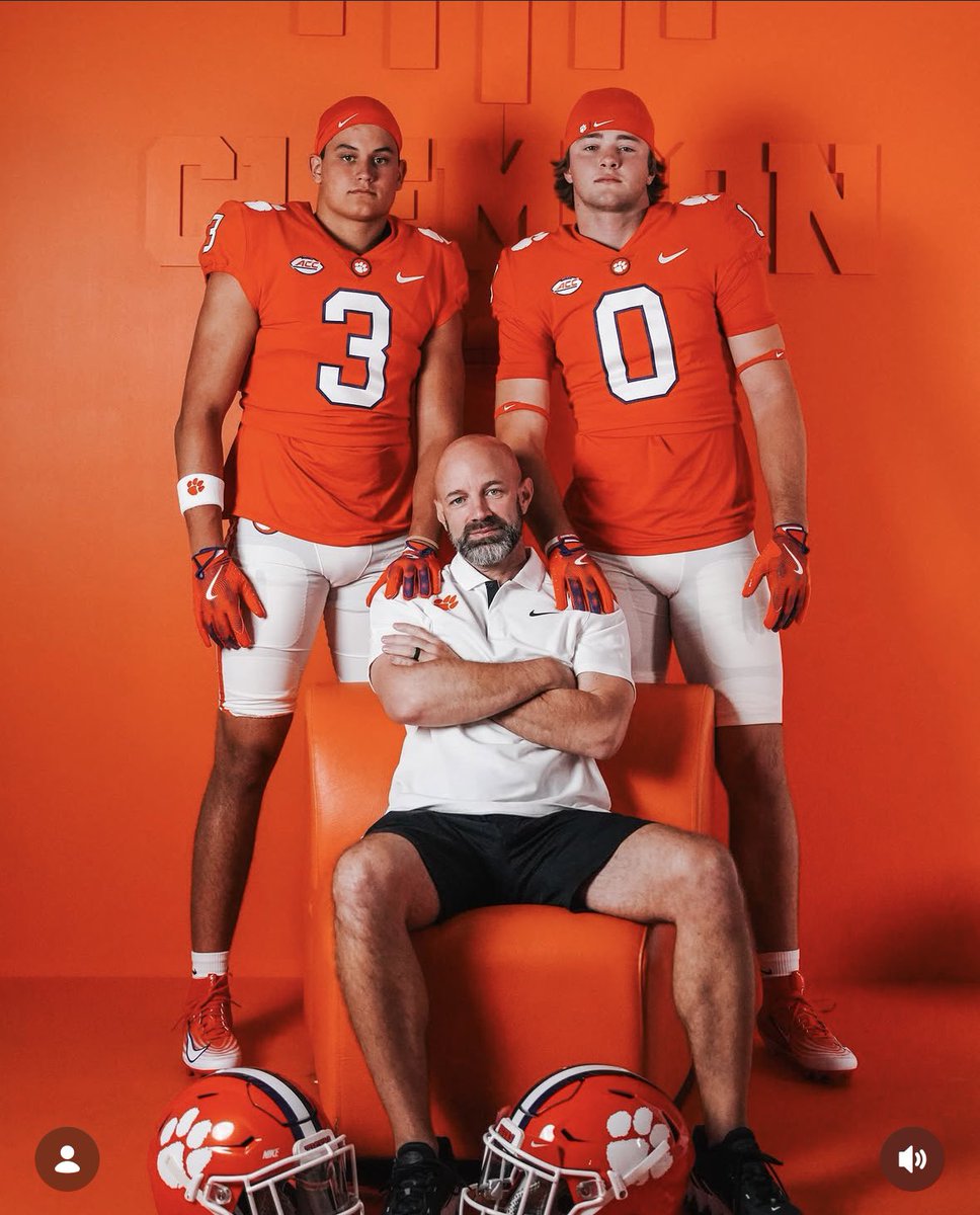 adamdropsbombs's tweet photo. TE room looking dangerous 👀🐅

@CarterBwell 
@NickPollack324 https://t.co/w9k9rk5oHN