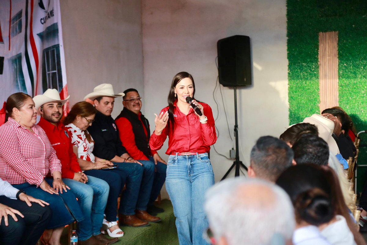 danisotto's tweet photo. Hoy desde Cuencamé acompañamos la toma de protesta de los Sectores y Organizaciones de nuestro partido. 🙌🇲🇽

Me da mucho gusto ver a mujeres y hombres comprometidos que hoy asumen esta responsabilidad con entusiasmo, trabajo y amor por su municipio. 

💚🤍❤️ https://t.co/anm9fBFgkj