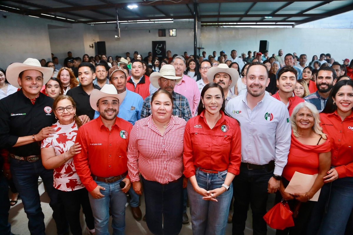 danisotto's tweet photo. Hoy desde Cuencamé acompañamos la toma de protesta de los Sectores y Organizaciones de nuestro partido. 🙌🇲🇽

Me da mucho gusto ver a mujeres y hombres comprometidos que hoy asumen esta responsabilidad con entusiasmo, trabajo y amor por su municipio. 

💚🤍❤️ https://t.co/anm9fBFgkj