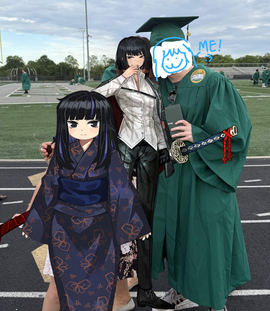 NSpy135's tweet photo. GUESS WHO GRADUATED WOOOOO!!!!!!!!!!!!! (ignore my family) https://t.co/SCRUPflUe7