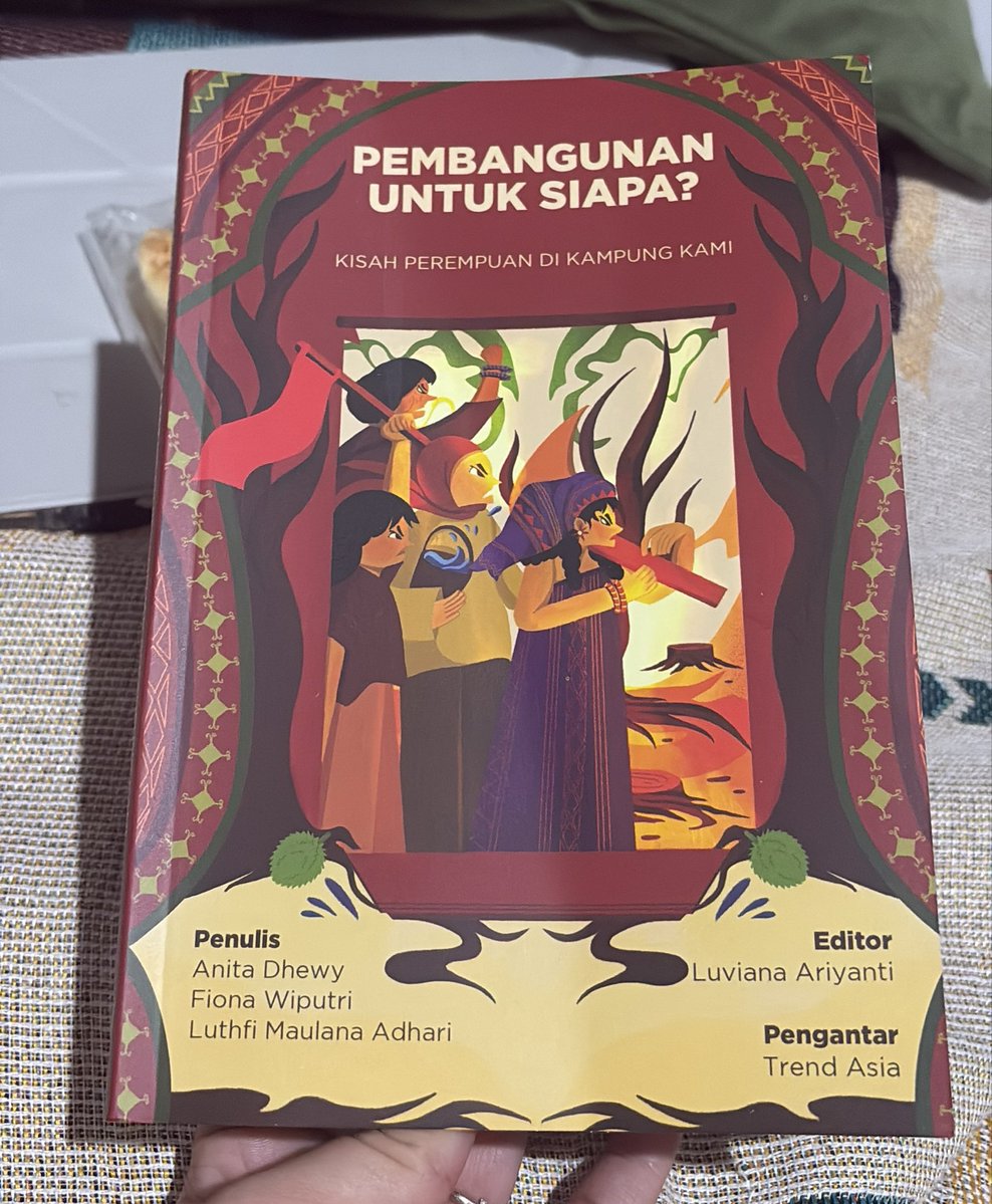 dreeva's tweet photo. Beberapa hari lalu ada yg menghubungi, pas buka hari ini baru tau dia salah satu yg namanya muncul dalam buku ini.

Memulai buku ini untuk Juni, tantangan baca cover buku merah https://t.co/BAIo0cjpn0