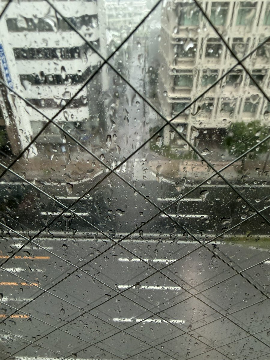 lin35919564's tweet photo. ひどい台風です。

私は会社に来ていますが、時間が経つにつれて風も雨もどんどん激しくなっています。

お出かけ中の方も、ご自宅で過ごされている方も、どうぞ安全第一でお過ごしください。

被害が出ないことを願っています。 https://t.co/gay8JwKCHo