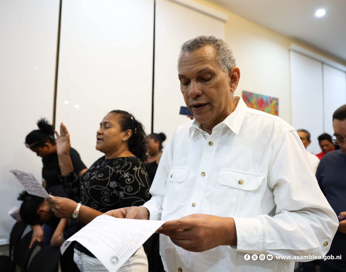 100noticiastv's tweet photo. #LoUltimo El régimen entierra en cementerio Sierras de Paz al preso político Brooklyn Rivera, negando el derecho de su familia de sepultarlo en el Caribe Norte.
La dictadura lo encarceló, lo desapareció de forma forzada por casi 3 años, lo enfermó y lo mató lentamente al secuestrado político que Rosario Murillo llamaba "hermano' pero que nunca lo liberó.
Como dice el dicho: matan, van a la vela y entierro.