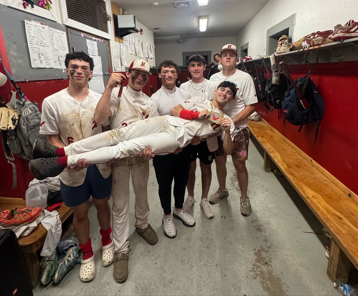 BecomeABanner's tweet photo. Hawks win a cold and rainy game 5-3 against Groton Dunstable to advance to the Sweet 16
Player of the Game: Anthony Moura - 6.2 IP, 9Ks
Move the Chains: All the players involved in the Execution 6th!
Hawks will face #3 seed Middleboro TBD
#MoveTheChains https://t.co/rvHcQPnvV5