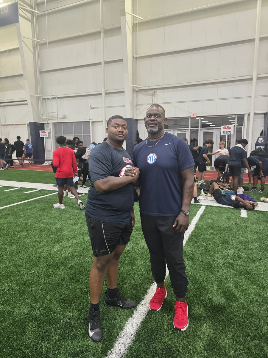 TitusTaylor7834's tweet photo. Clips from a Great Day at Ole Miss Camp. Undefeated in 1 on 1's. 🙏🏾🙏🏾 
@Metcalf79 @CoachGarrisonOL @CoachJames73 #6-0 #GodsDoingIt #TopCenterinJuco https://t.co/fbIkhTfQan