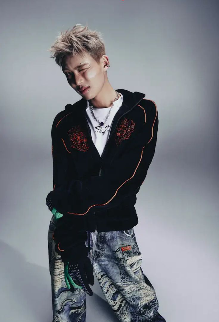 5rzeU's tweet photo. HYUK of 1VERSE states that he didn't know his fellow member, KENNY, was gay. 

"I thought he was American." He comments. https://t.co/CnvKHcsk8l