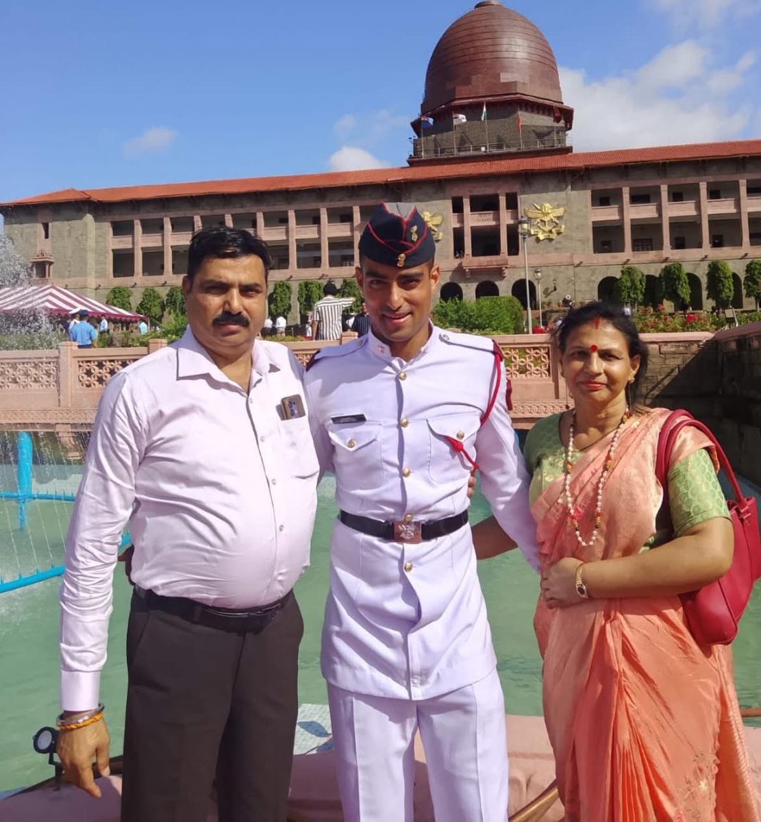 Veergurjarsena1's tweet photo. ॥ गर्व का क्षण ॥  

🇮🇳 लेफ्टिनेंट भानुतोष कसाना 🇮🇳  
सुपुत्र श्री योगेश कसाना [DP]  
पौत्र स्व. मास्टर भोलाराम जी  

निवासी: गाँव औरंगाबाद रिस्तल, लोनी, गाज़ियाबाद

✨ NDA 150वें कोर्स से 3 वर्ष के कठिन प्रशिक्षण के उपरांत ✨  
🎖️ मात्र 20 वर्ष की आयु में भारतीय सेना में लेफ्टिनेंट 🎖️  

आपकी यह ऐतिहासिक उपलब्धि पूरे क्षेत्र के युवाओं के लिए प्रेरणास्रोत है।  
माँ भारती की सेवा में आपका जीवन यशस्वी हो।

|| जय हिन्द || वन्दे मातरम् ||