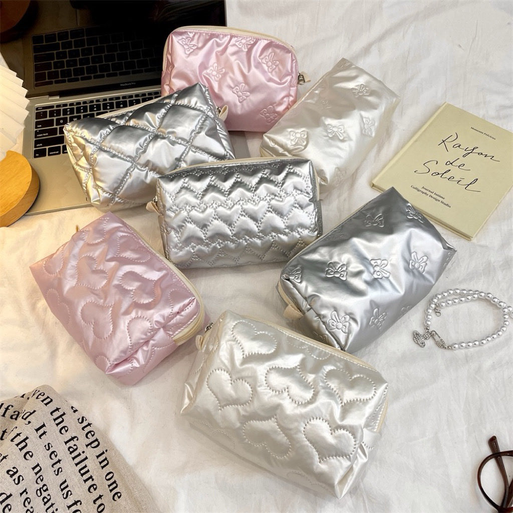 youarethe121's tweet photo. tolonggg ternyata sekarang banyak pouch gemas yang lucu-lucu banget 😭🩷

aku niatnya cuma cari satu, malah berakhir masukin beberapa ke keranjang karena modelnya beda-beda semua ✨

buat yang lagi nyari pouch makeup/skincare, aku spill yang paling menarik di bawah 👇 https://t.co/2YsAljz5yi