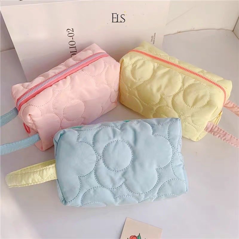youarethe121's tweet photo. tolonggg ternyata sekarang banyak pouch gemas yang lucu-lucu banget 😭🩷

aku niatnya cuma cari satu, malah berakhir masukin beberapa ke keranjang karena modelnya beda-beda semua ✨

buat yang lagi nyari pouch makeup/skincare, aku spill yang paling menarik di bawah 👇 https://t.co/2YsAljz5yi