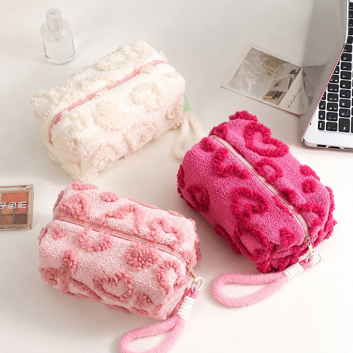 youarethe121's tweet photo. tolonggg ternyata sekarang banyak pouch gemas yang lucu-lucu banget 😭🩷

aku niatnya cuma cari satu, malah berakhir masukin beberapa ke keranjang karena modelnya beda-beda semua ✨

buat yang lagi nyari pouch makeup/skincare, aku spill yang paling menarik di bawah 👇 https://t.co/2YsAljz5yi