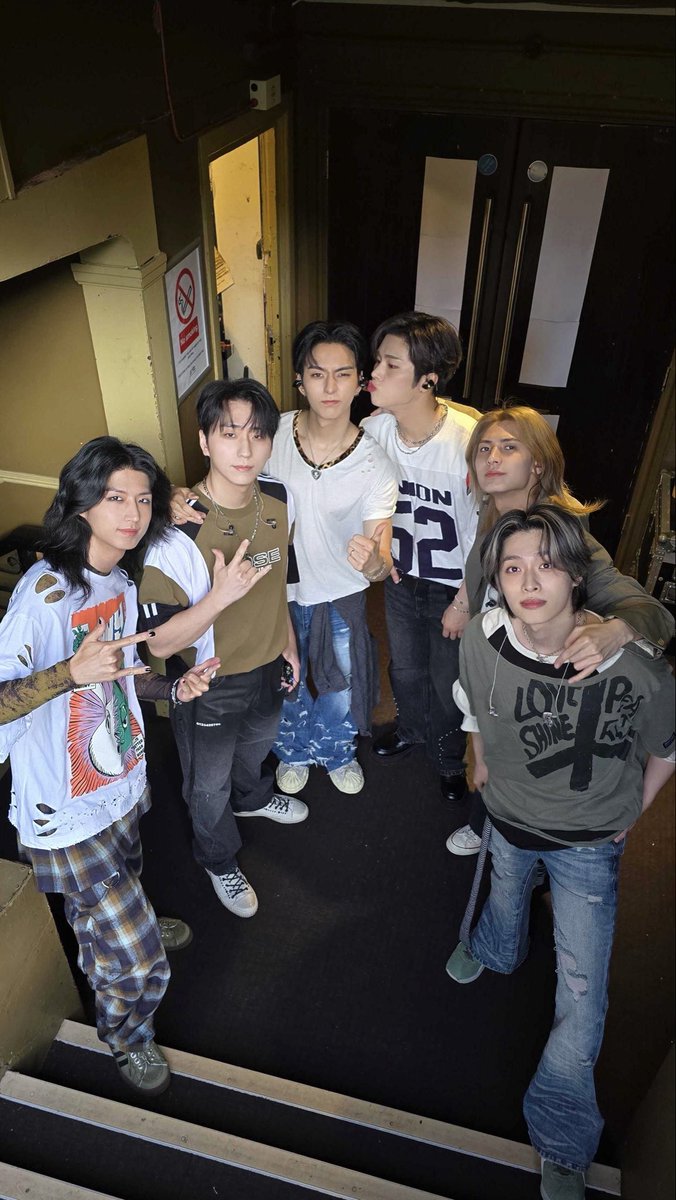 xdizbase's tweet photo. MANCHESTER SHOW IS COMPLETE

next stop : LONDON https://t.co/78ZAahNkjv