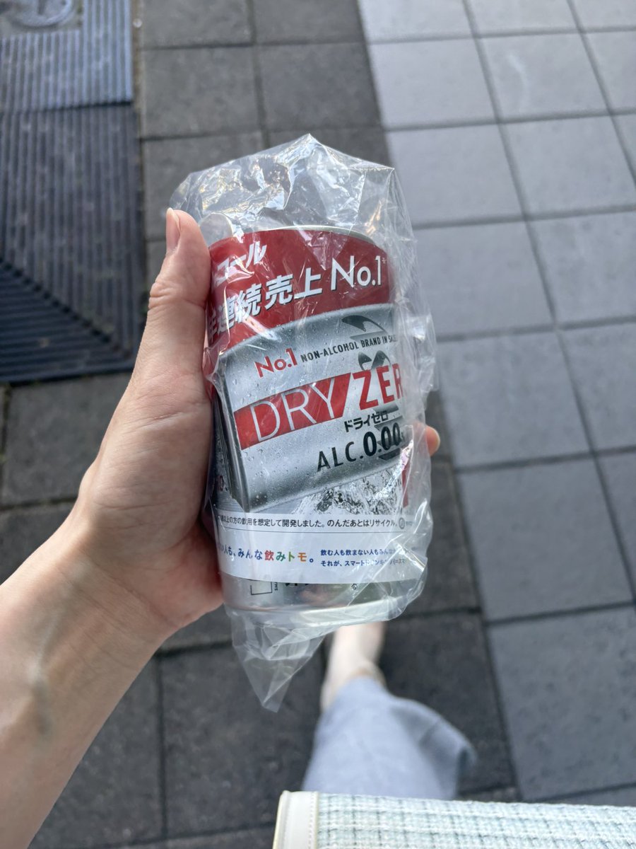 tsk_bb's tweet photo. 無料ビールの列に気付いたら並んでて、捕獲してた https://t.co/txXJLQbQWM