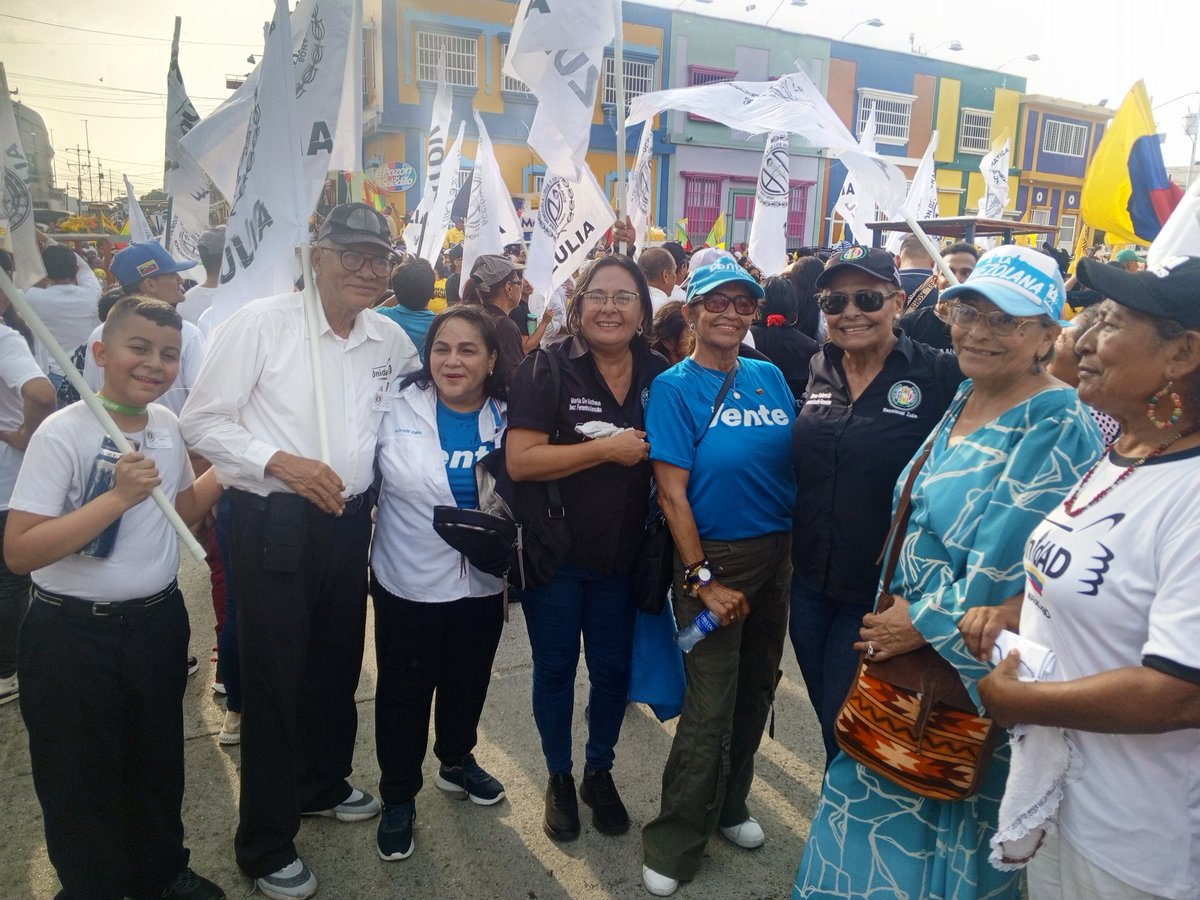 MarinesrinconAD's tweet photo. El equipo de las mujeres de AD en Resistencia  apoyando a los líderes de la Unidad en el Centro de Maracaibo en el Pozón llevando el mensaje sobre el Acuerdo de Panamá.
Democracia y Libertad para Vivir Mejor
@hramosallup @PieroMaroun @OneidaGuaipe @luismatheusad @ElenaValencia1 https://t.co/GaovtKwkSP