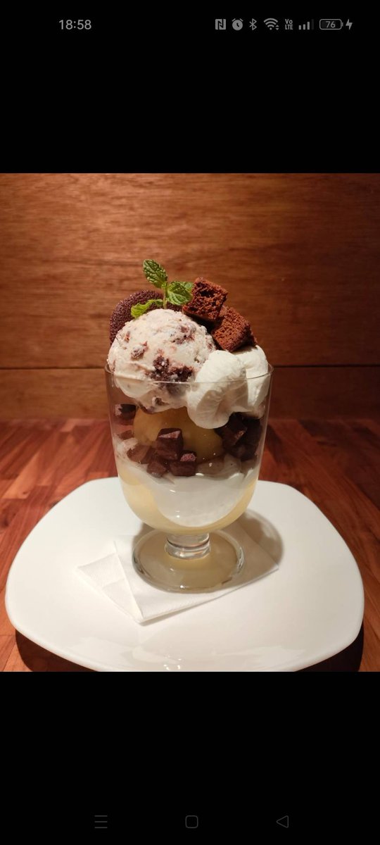 cafe_de_corazon's tweet photo. お待ちかねのパフェがいよいよ今日から始まります。第一弾はチョコミントのパフェ！
チョコミント嫌いの人にも好評です。 https://t.co/rXxWWfPSEF