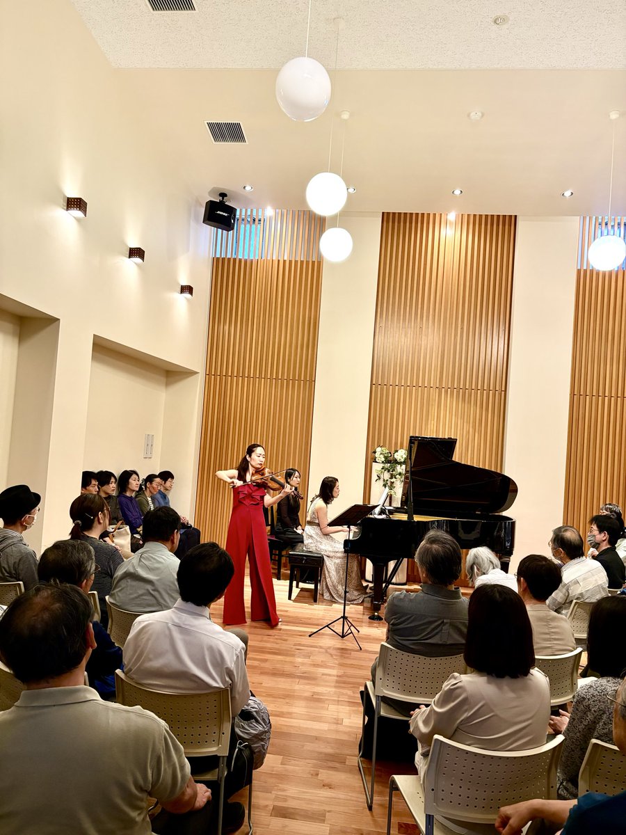 98dzzk's tweet photo. 『小川響子ヴァイオリンリサイタル』感動の内に終演致しました。ドヴォルザーク、バルトーク、ベートーヴェン、何を演奏されても、素晴らしい小川響子の宇宙が広がり、それを暖かく包み込む、ピアニスト日下知奈さんの円やかで優しい音色。満席のお客様を感動の渦に巻き込んだ好演でした。感謝致します https://t.co/uu0eKIe7Mi