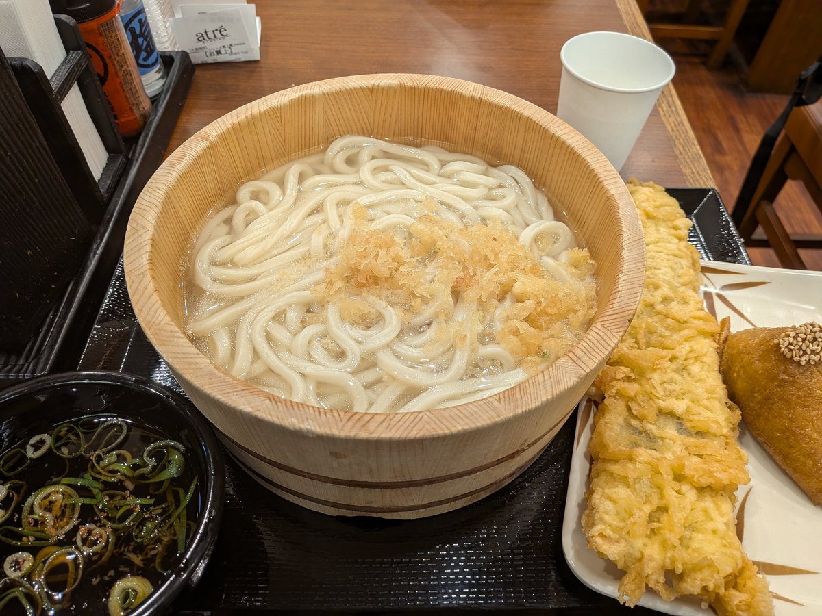 HTT_YOSIO's tweet photo. 案の定お昼近くまで寝てしまい海鮮食べ放題行ける感じじゃなくなったので代わりに人生初めての丸亀でお昼 https://t.co/vMeL9UOGH6