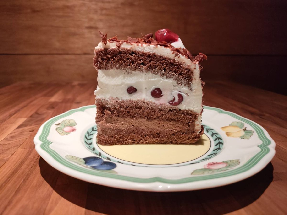 cafe_de_corazon's tweet photo. 今日からケーキセットはフォレノワールになります。リキュールの風味が大人な感じ https://t.co/NrMfrGaNaR