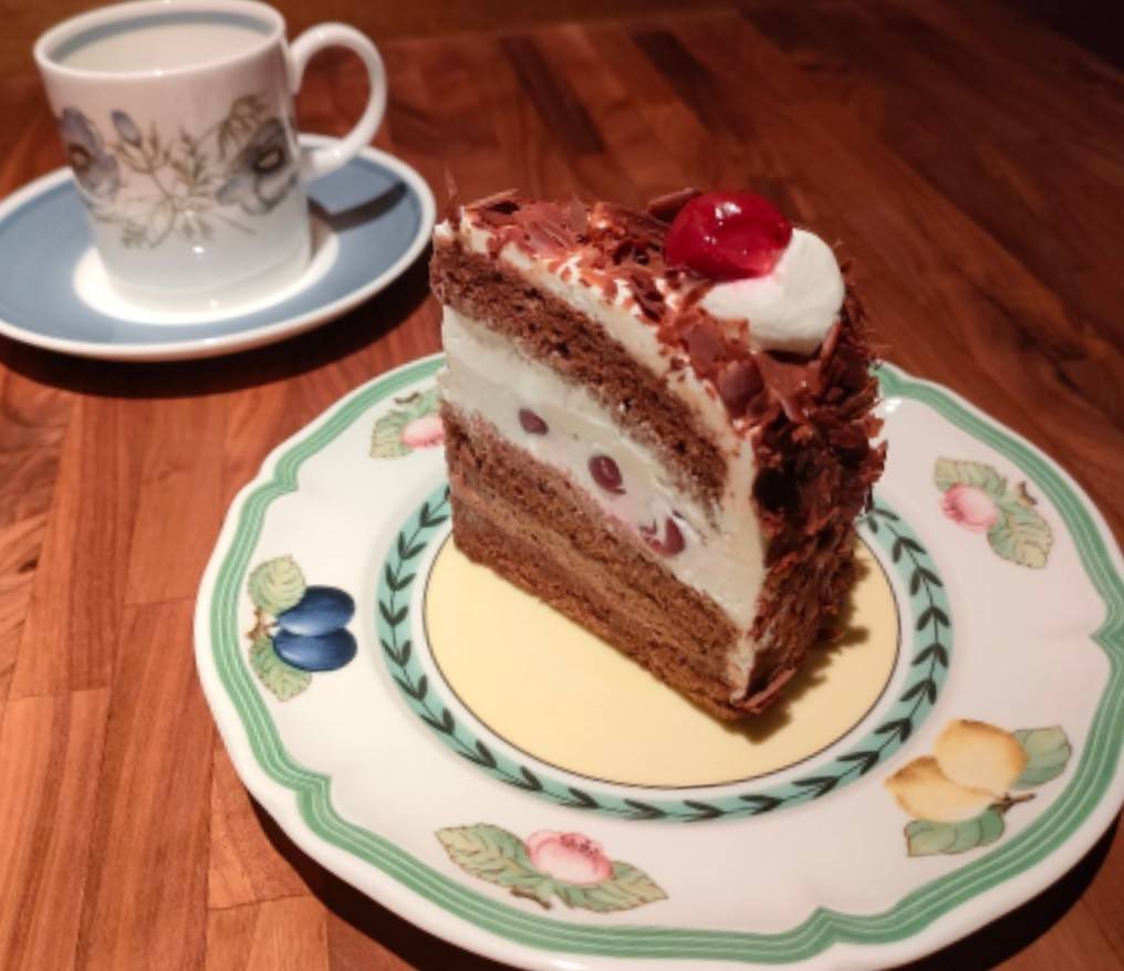 cafe_de_corazon's tweet photo. 今日からケーキセットはフォレノワールになります。リキュールの風味が大人な感じ https://t.co/NrMfrGaNaR