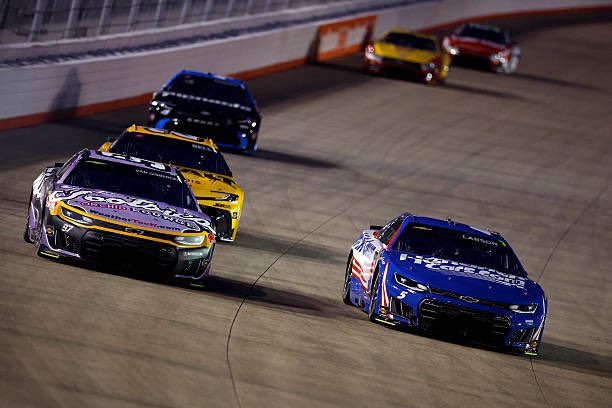 KLarsonZone's tweet photo. Finishing 15th in Stage 2. Caution ends the stage. #NASCAR https://t.co/6EkZhXEycJ