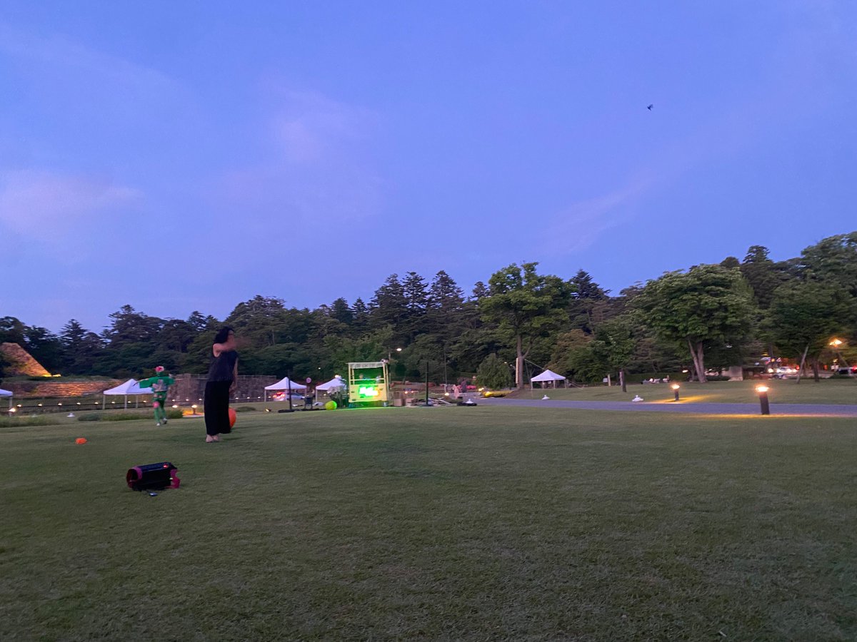 aokidnaosuke's tweet photo. 原っぱ運動会2026inしいのき緑地(金沢)。
地べた音楽祭なみに大変な1日。陽射しの中での出演者、スタッフに拍手、来てくれた方たちに感謝。
中々に見たことのない街に広がるようなカオスさも持ったミックスなイベントだったのでは。
他の街であるのだろうか？
楽しかった！ https://t.co/OhYihsIkkr