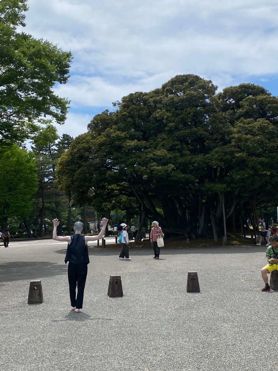 aokidnaosuke's tweet photo. 原っぱ運動会2026inしいのき緑地(金沢)。
地べた音楽祭なみに大変な1日。陽射しの中での出演者、スタッフに拍手、来てくれた方たちに感謝。
中々に見たことのない街に広がるようなカオスさも持ったミックスなイベントだったのでは。
他の街であるのだろうか？
楽しかった！ https://t.co/OhYihsIkkr