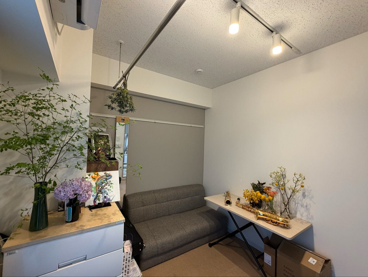 chikada58's tweet photo. 今、部屋に花と木が溢れてるし（これでも減った方）、あと人生で初めてネイルをした
期間限定、植物の癒しに囲まれたレッスン室🌿🌷 https://t.co/WOBpHNIvdM