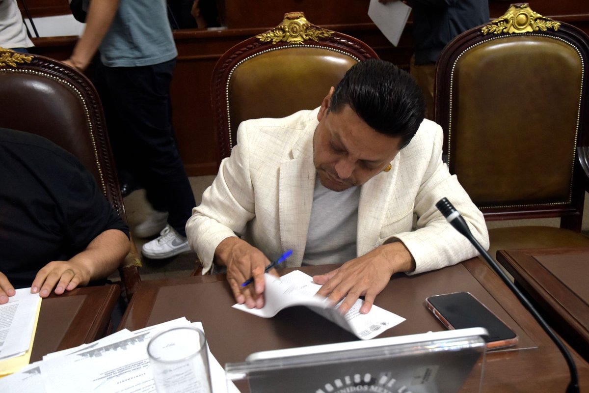IsraelMorenoVC's tweet photo. 🏛️ Seguimos trabajando desde el @Congreso_CdMex para impulsar iniciativas que mejoren la calidad de vida de las y los capitalinos.

Hoy continuamos dando impulso a iniciativas para fortalecer las sanciones contra quienes tiren o abandonen basura en los espacios públicos, una acción que contribuye a prevenir contaminación, focos de infección e inundaciones.

Porque cuidar nuestra ciudad es una responsabilidad compartida, seguiremos legislando por una Ciudad de México más limpia, ordenada y segura para todas y todos.

#IMR #CongresoCDMX #TrabajoLegislativo #VCarranza #CDMX