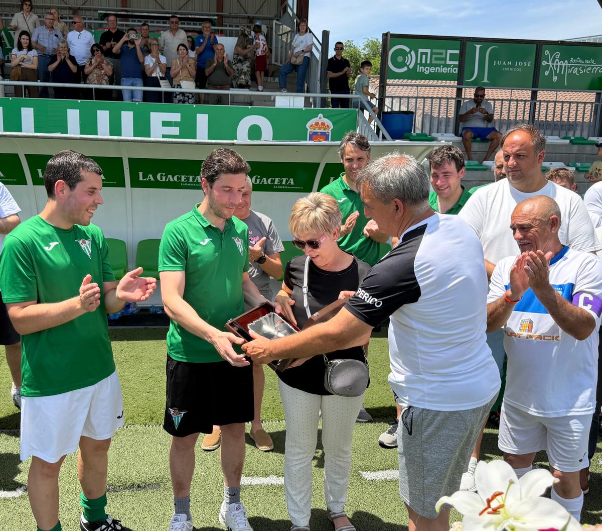cdribert's tweet photo. Entrega de la placa conmemorativa del homenaje a Luis Ramos . https://t.co/as5aK1WXIt