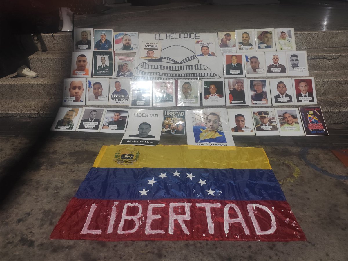 clippve's tweet photo. VIGILIA | Hoy #31May se cumplen 143 de vigilia en las adyacencias de El Helicoide. 🇻🇪 

Los familiares de los presos políticos no han dejado de alzar su voz y de exigir su libertad. Aseguran que seguirán orando y clamando justicia hasta que todos sean libres. 

¡Justicia y libertad! 

#QueSeanTodos