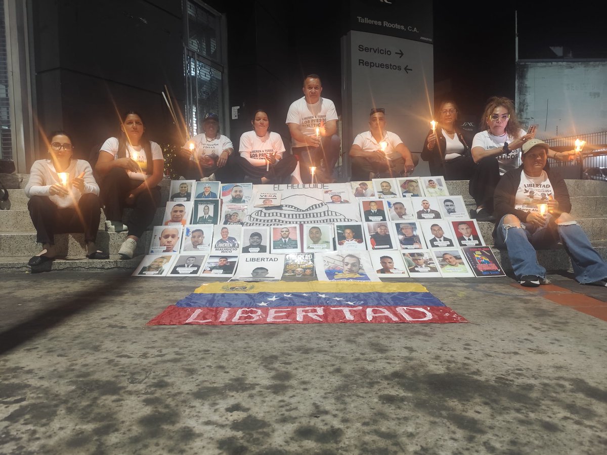 clippve's tweet photo. VIGILIA | Hoy #31May se cumplen 143 de vigilia en las adyacencias de El Helicoide. 🇻🇪 

Los familiares de los presos políticos no han dejado de alzar su voz y de exigir su libertad. Aseguran que seguirán orando y clamando justicia hasta que todos sean libres. 

¡Justicia y libertad! 

#QueSeanTodos