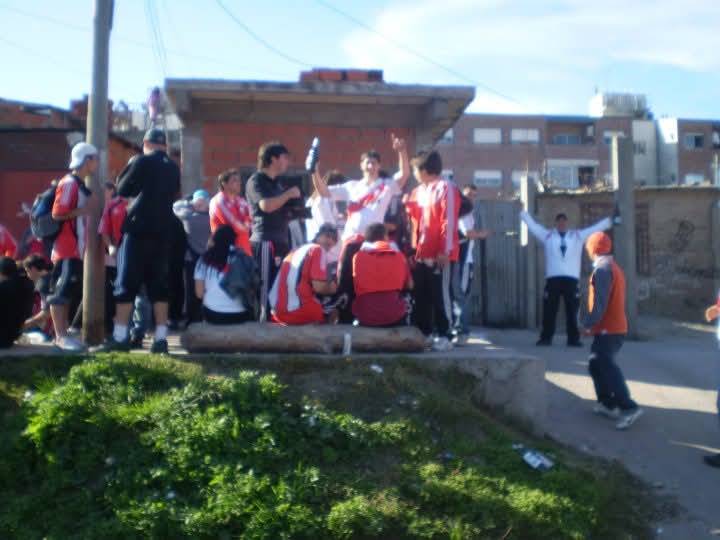 alanjg1987's tweet photo. Recuerdos hermosos si los hay 
Haciendo de local en otro Estadio. 
Alguno se acordará en que Cancha estábamos. 
 Con Previa enfrente de la popular. Dale que empieza. termina la lata..
esquivas los autos en la av y entraste. 
Que lindo que es ser de River. https://t.co/t2Vw69XE5o