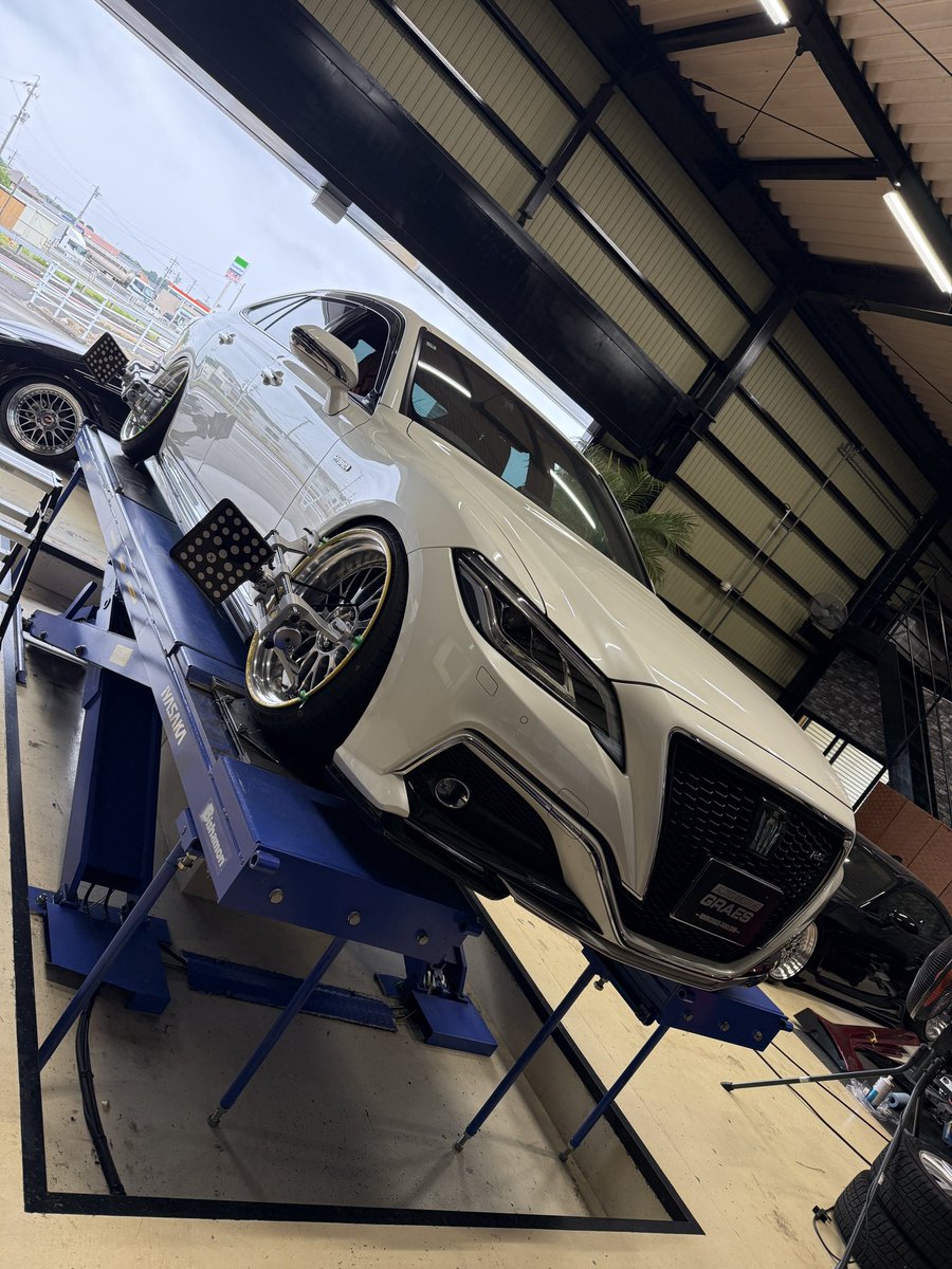GRAES_3000's tweet photo. V37スカイラインは車高の調整にホイール交換して4輪アライメント調整です❗️
板金屋さんより新車のハイエースをローダウンしたので4輪アライメント調整です😁
86はスタンスネーション前に4輪アライメント調整です👍
220クラウンはエアサス、フルアームのセッティング調整で捨てアライメントです👌 https://t.co/Waok7gaILv