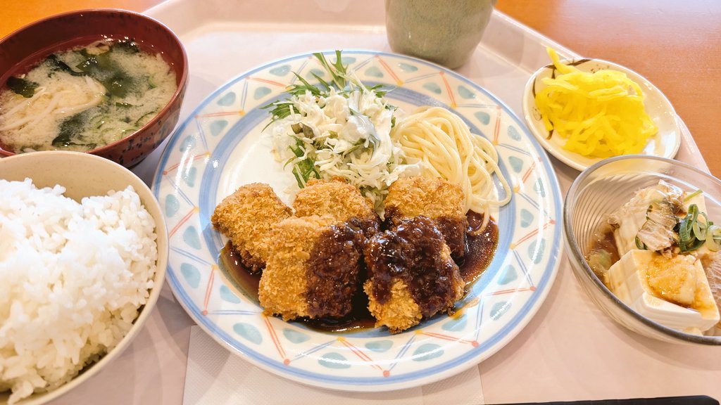 今日のランチ は、チキン＆ビーフのソーセージカツ定食にしました