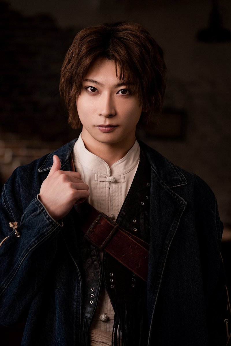 wbbrothers's tweet photo. #WBB vol.27 トラベルモード

キャラクター紹介①
エディ／ #岩崎悠雅

✩.｡……………………………………..… ｡.✩

  本編の主人公
  三銃士の名を騙り、食事と宿に
  ありつこうとする姑息な人間。

  自分では頭が良く、要領の良い
  人間だと思っている。昔は銃士隊に
  憧れ入隊を希望するが、つてが無く
  断られている。

  ダルタニアンの幼馴染でもある。

✩.｡……………………………....……….. ｡.✩