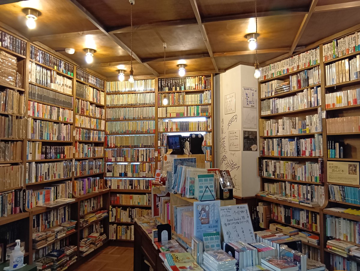 hennbooks's tweet photo. 新刊・古書店 henn books 、４年目にはいりました（昨日）。３年やってきて、様々な方と巡り合うことができ、多くの方々に支えられ継続できているのは大変ありがたい限りです。
店内もはじめに比べると充実してきました。ときどき覗いてもらえると嬉しいです。
今後ともよろしくお願いいたします！ https://t.co/MvfldHlawY