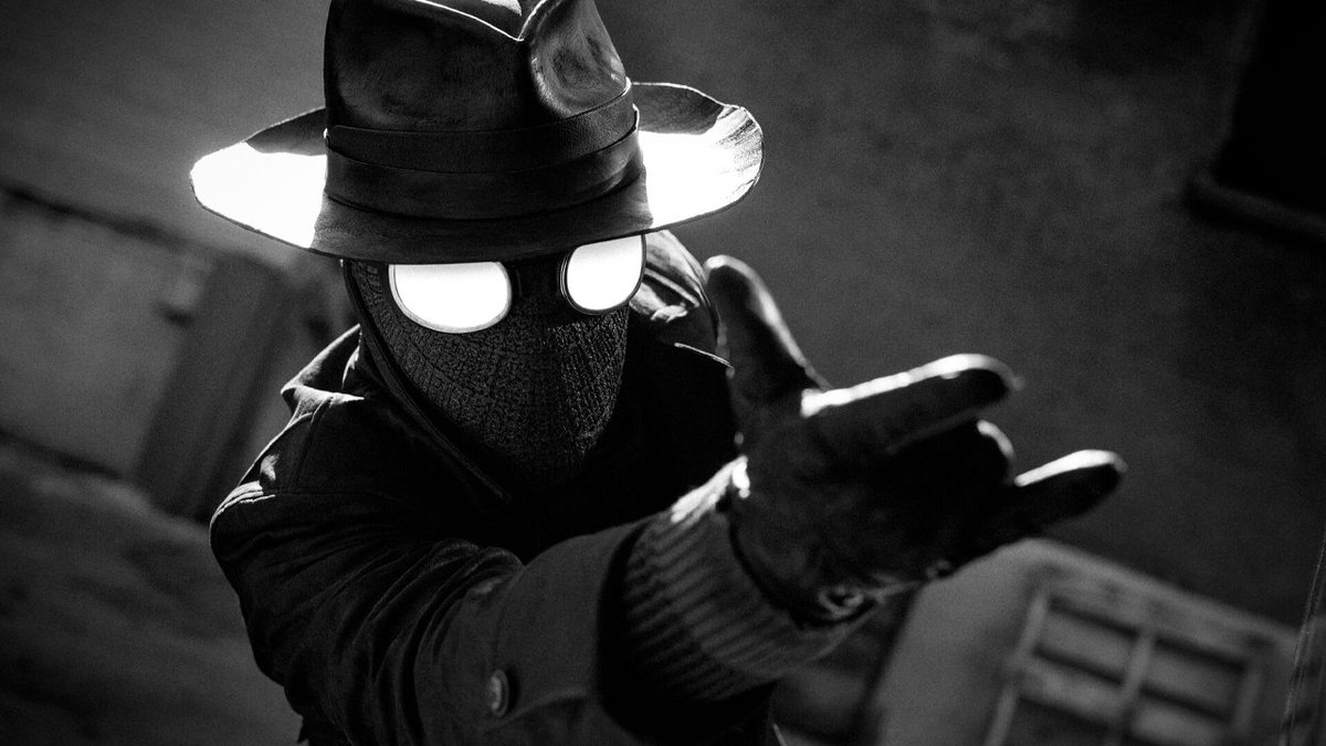 AshleyGravesOFY's tweet photo. Terminé de ver Spider-Noir 💕, una muy buena serie de detective, pero... como serie de Spiderman... me dejó con ganas...

A ver, definitivamente es una serie muy buena, Ben Reilly es un personaje interesante, su historia de origen es completamente diferente a todos las versiones del trepamuros que vi hasta ahora.

Para aclarar, este Spider-Noir no es el Spider-Noir de "Into the Spiderverse", es uno más viejo y retirado, aquí no existe el tío Ben, porque este Spidy NO ES PETER, ni siquiera fue mordido por una araña, o bueno... por lo menos no una combencional, eso sí, la famosa frase de "Un gran poder conlleva una gran responsabilidad" aún existe pero en otro contexto.

Los villanos son pocos pero creo que se usaron bien, aunque el que EN SERIO se sintieron amenazas reales son Electro y Silvermane, de ahí en más otros como Tombstone y Sandman imponen pero no se sienten como villanos reales, aún así eso no quita el gran valor que tienen para la historia 🖤🌟

Los personajes en general me gustaron 🌺, Ben, Janet y Robbie me encantan, posiblemente uno de los mejores grupos que vi en una obra de Spiderman 🖤🌟, en especial Robbie, se robaba todas sus escenas 💕, Cat Hardy... esta sería la Felicia Hardy de este mundo, solo que nunca se caracteriza de Black Cat, pero cumple con su característica actitud de una mujer que antepone sus objetivos ante de los demás, solo que envés de robar joyas busca al amor de su vida, aunque... la Felicia que yo conocí por primera vez es ladrona, tramposa y se sale con la suya, pero no es traicionera, al menos eso es lo que sé de Felicia.

Otras cosas a comentar, amo el conflicto de Ben sobre la responsabilidad de ser Spiderman, me recuerda a un arco que me gustaba mucho de Spectacular ❤️‍🔥❤️‍🔥❤️‍🔥, sin embargo... algo que debo aclarar... es que la serie es buena serie de detectives, pero una serie bastante vaga de Spiderman, porque apenas se ve a Ben con el traje (que por cierto me gusta mucho 🖤🌟), y apenas hay escenas de acción, y si las hay, son algo simples, como dije antes, no te pido nada nivel Daredevil, aunque Daredevil en sus inicios también fue una serie de presupuesto limitado, pero sus momentos de acción son BUENÍSIMAS, y en Spider-Noir la más salvable fue la pelea en el bar, pero en el contexto de ese momento tampoco ayuda mucho... suma el combate final que es bastante soso...

Quitando eso, Spider-Noir es una MUY buena serie y en serio lo recomiendo 🖤🌟, ya seas fan del trepamuros o no, y me alegra el buen recibimiento que está teniendo la serie hasta ahora (Es top 2 en mi país ❤️‍🔥), con ello espero que Sony aprenda que queremos A SPIDERMAN, no historias de la webona, el morboso o el cazador de pacotilla, por ello tengo fe que gracias a las reviews positivas saquen una segunda temporada con un poco más de presupuesto, con más acción pero manteniendo su muy buena narrativa 💕, Spider-Noir tiene bastante potencial y espero ver más 🖤🌟

🌟🖤Si llegaste hasta aquí, gracias por leer 🖤🌟