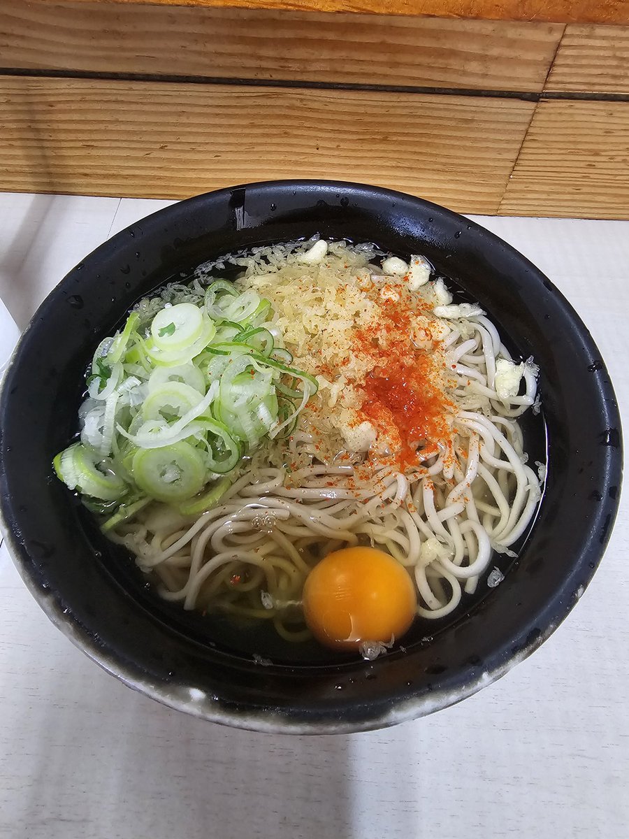 YVE2XO7BXCPA8fq's tweet photo. 暑い暑いですね‼️‼️日ノ出町某所で仕事です。昼飯は久し振りに寿木家です。叉焼麺、ライスです。美味い‼️美味い‼️この時間で叉焼売り切り‼️‼️流石です‼️‼️朝はいつもの蕎麦屋で蕎麦(冷し)タヌキ、卵です。いや～美味かった～(笑) https://t.co/BybP4Fvt79