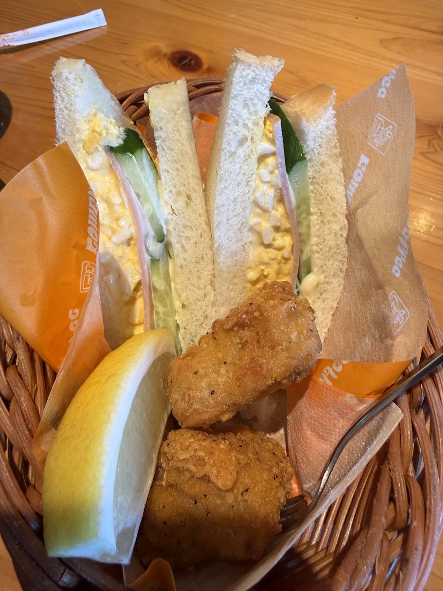 endyse's tweet photo. 朝？昼？
駆け込みでモーニング
→食べ足りずにミニコメバスケット
やはりコメダは美味い😋 https://t.co/JX0utfb9se