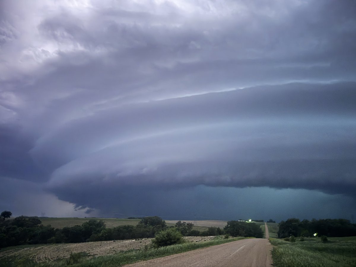 aresel_'s tweet photo. Structure is still going insane mode in southeast South Dakota! #sdwx https://t.co/Uqa2SMieOh