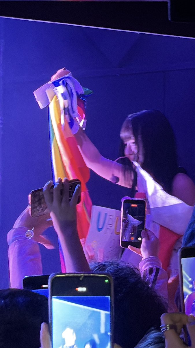 chuusami's tweet photo. yves took every single gift, flag, banners, etc that was given to her 😭🩷 https://t.co/BKVwH9l2g3