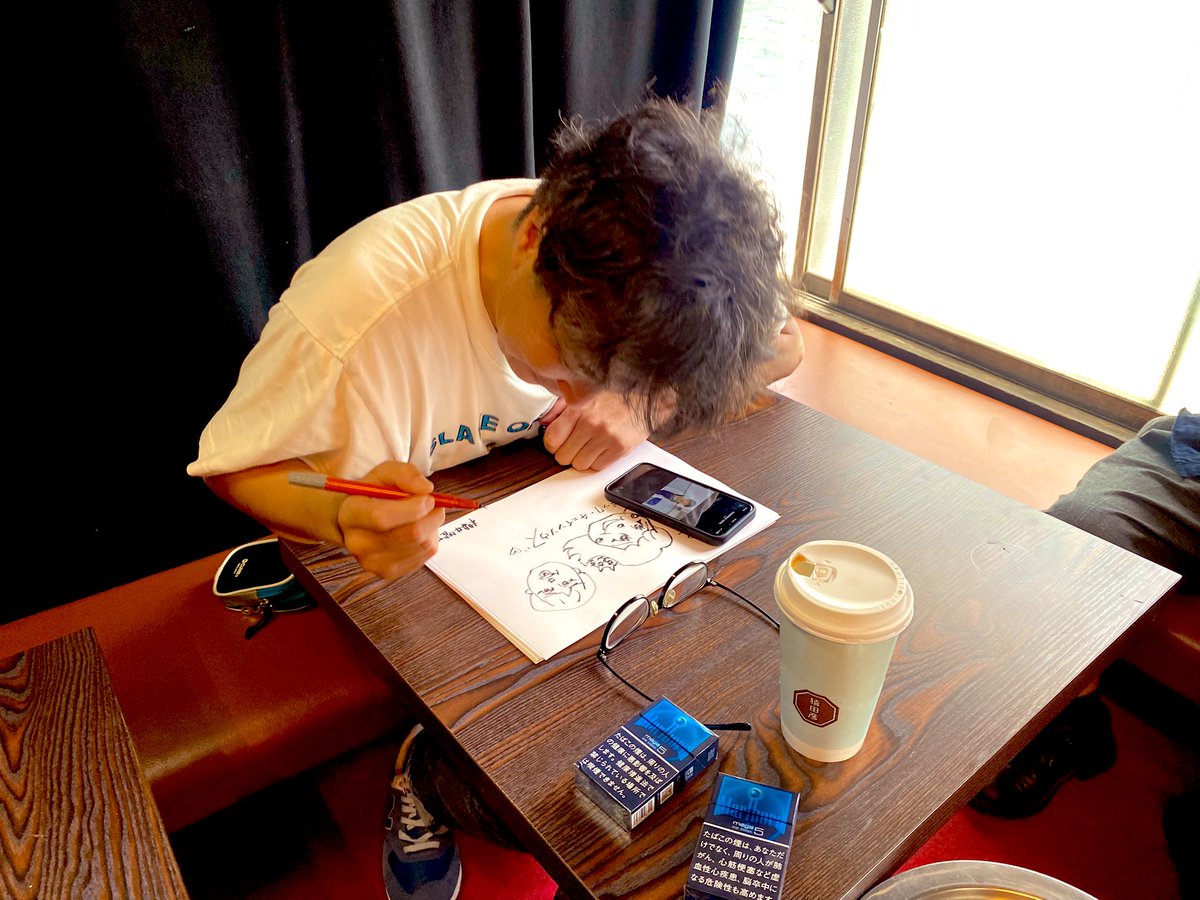 w_akiko's tweet photo. 画伯、描いてます！ https://t.co/ZZgeermn81