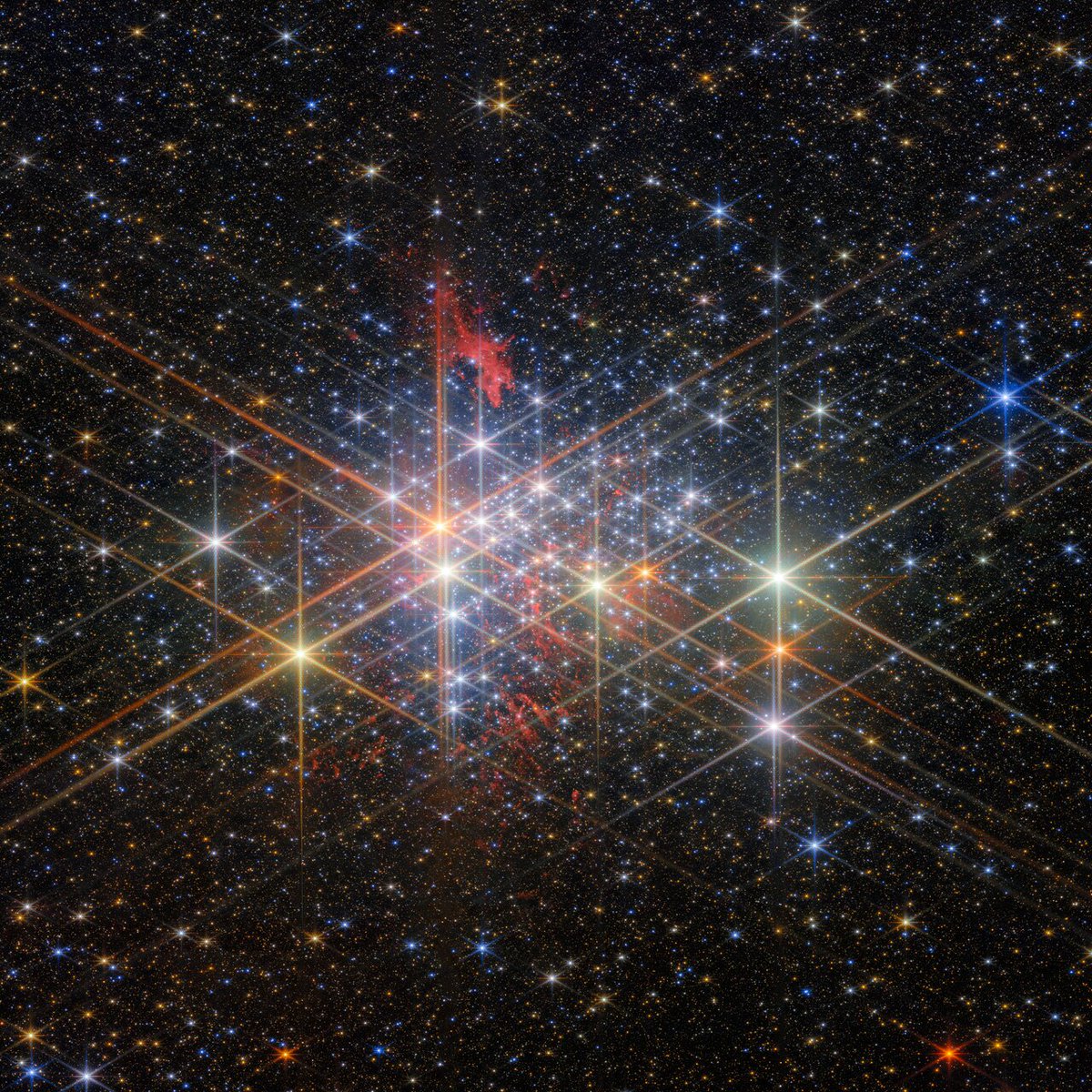 Astropics_bb's tweet photo. ジェイムズ・ウェッブ宇宙望遠鏡がNIRCam（近赤外線カメラ）で撮影した散開星団ウェスタールンド1。ウェスタールンド1は、「超星団」と呼ばれるタイプの巨大な星団です。星団の年齢は350万〜500万歳と推定されています。大質量星が数多く含まれており、なかには太陽の100万倍の明るさで輝く星や、土星軌道に相当する太陽の2000倍の大きさの星もあります。

詳しくはリプライのリンク先記事をご覧ください。

Image Credit: ESA/Webb, NASA & CSA, M. Zamani (ESA/Webb), M. G. Guarcello (INAF-OAPA) and the EWOCS team